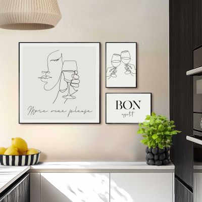 Das Wandbild „More Wine Please“, 50 × 50 cm, ist zusammen mit weiteren Motiven als Bilderwand in einem eingerichteten Raum zu sehen.