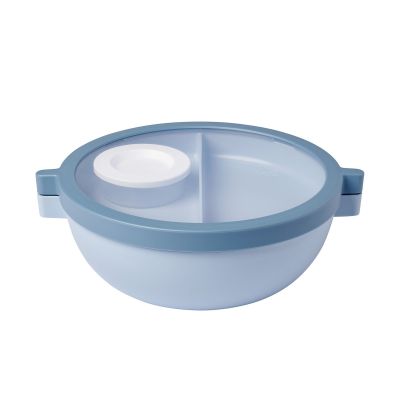 Runde Bento-Lunchbowl Vita in Graublau mit seitlichen Verschlüssen; durch den Deckel sind die Unterteilung und ein kleiner Behälter mit weißem Deckel sichtbar.