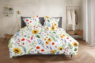 Doppelbett mit weißer Bettwäsche, bedruckt mit bunten Blumen, Blättern und kleinen Schmetterlingen; Größe 135 x 200 cm.
