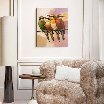 Das Wandbild „Cosy Birds“ in Mehrfarbig, 50 × 40 cm, hängt in einem eingerichteten Wohnraum und zeigt die Größenwirkung an der Wand.