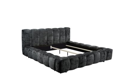 Polsterbett „Cremona 97 Black“ schräg von vorne fotografiert, Rahmen und Kopfteil sichtbar, ohne Matratze und Rollrost