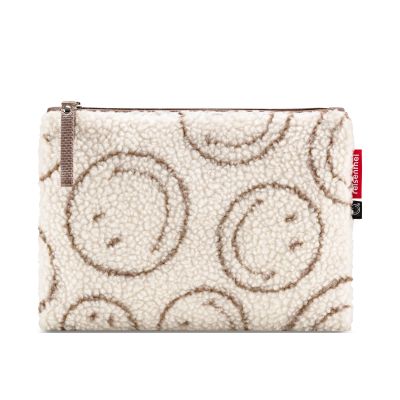 Reißverschlusstasche von Reisenthel, Modell Case 1, in Creme und Braun mit Smiley-Muster aus Teddyfleece, frontal mit geschlossenem Reißverschluss
