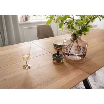 Nahaufnahme der Holz Tischplatte mit Vase, Glas und Dekoration