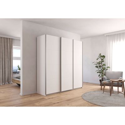 Moderner weißer Kleiderschrank mit Schiebetüren in einem hell eingerichteten Schlafzimmer mit Holzfußboden und Pflanze