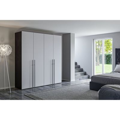 Viertüriger Kleiderschrank in einem modernen Schlafzimmer mit Bett, Teppich und Fenster