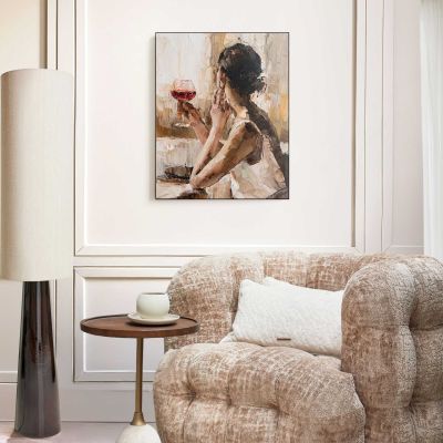 Das Wandbild „Drinking Wine“ in Beige, 50 × 40 cm, hängt in einem eingerichteten Wohnraum und zeigt die Größenwirkung an der Wand.