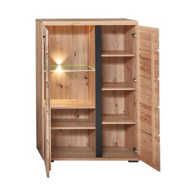 Geöffnetes Sideboard in Holzoptik. Links ist ein großes Fach mit Glasboden und Beleuchtung zu sehen. Rechts befinden sich mehrere Holzfächer. Beide Türen stehen geöffnet.