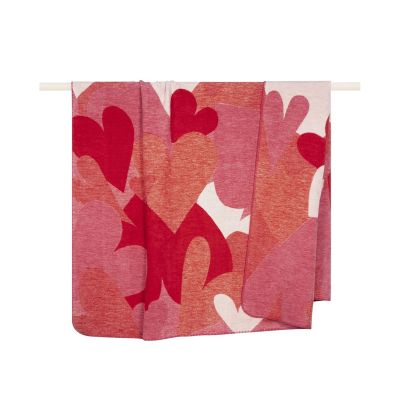 Pinke Decke Hearts, 150 × 200 cm, mit großem abstraktem Herzmuster in Rot-, Rosa- und Koralltönen, über einer Stange drapiert.