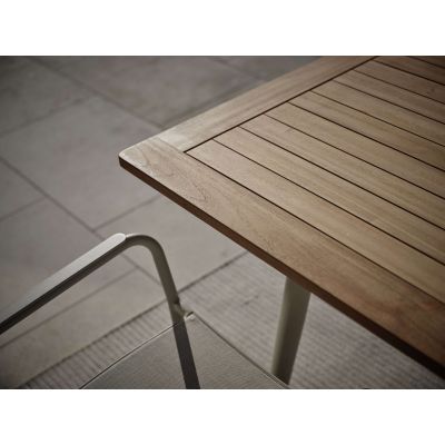 Schräge Nahaufnahme der Holz Tischplatte mit parallel verlaufenden Leisten und glatter Oberfläche