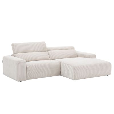 Schrägansicht der Eckgarnitur Zoom 01 cream mit eingefahrener XXL-Relaxfunktion am linken 2-Sitzer.