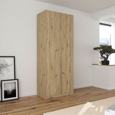 Kleiderschrank in Eiche Artisan in einem hell eingerichteten Schlafzimmer mit Holzfußboden und moderner Einrichtung