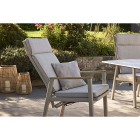Gartenstuhl mit Polster auf einer Terrasse vor bepflanztem Gartenbereich