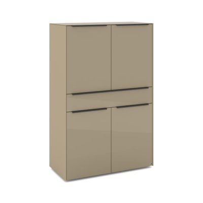 Highboard in Taupe aus schräger Perspektive mit vier Türen, einer Schublade und schwarzen horizontalen Griffleisten.