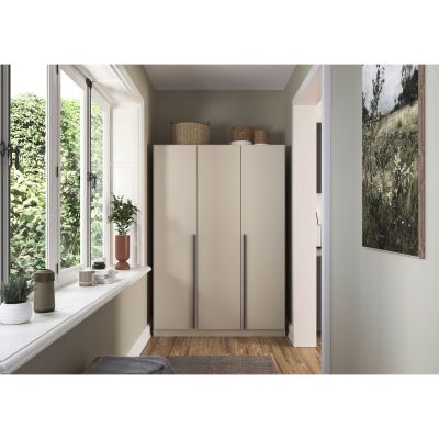 Drehtürenschrank in Champagner, in einem Schlafzimmer-Milieu gezeigt.