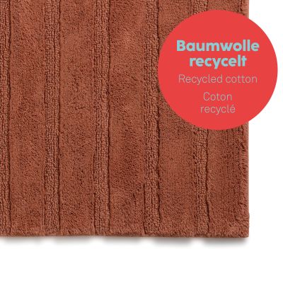 Strukturaufnahme der terrafarbenen Megan-Matte mit parallelen Rippen und Kennzeichnung für recycelte Baumwolle.