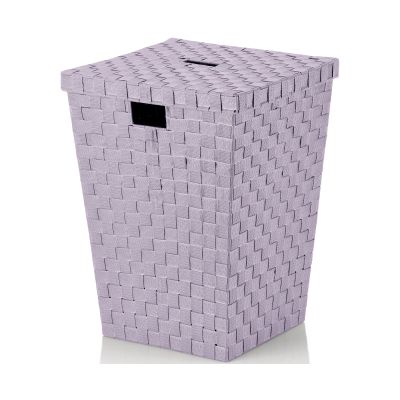 Freigestellte rechteckige Wäschebox in Pastellviolett mit geflochtener Oberfläche abnehmbarem Deckel und schwarzer Grifföffnung