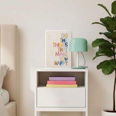Das Wandbild „Happy Things“ in Beige, 20 × 30 cm, hängt in einem eingerichteten Wohnraum und zeigt die Größenwirkung an der Wand.
