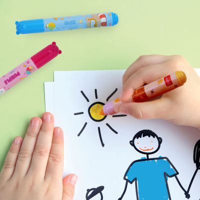 Zwölf Filzstifte mit Teddybär-Motiven, von einer Hand beim Zeichnen einer Sonne und einer Person verwendet.