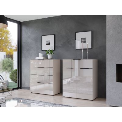 Zwei Kommoden in Glanzoptik in einem modernen Wohnzimmer mit grauer Wand und Dekoration