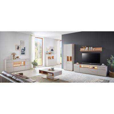 Heller Wohnraum mit Couchtisch in Kaschmir und Eiche Artisan vor Sofa und TV-Wand