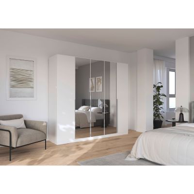Weißer Kleiderschrank mit Spiegeltüren in einem stilvoll eingerichteten Schlafzimmer mit Bett und dekorativen Elementen