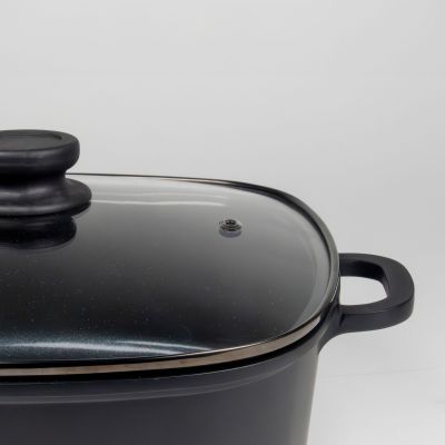 Nahaufnahme des aufgelegten Glasdeckels mit schwarzem Knauf und seitlichem Pfannengriff