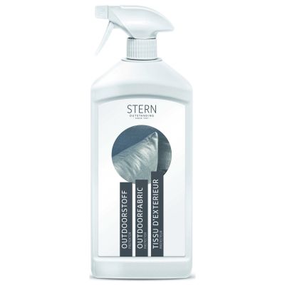 Eine weiße Sprühflasche mit Etikett und Auslöser, beschriftet mit „Outdoorstoff Protector“. Auf dem Etikett ist ein rundes Bild eines grauen Kissens auf blauem Hintergrund zu sehen.