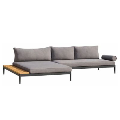 Garten Ecksofa mit Liegeelement, gepolsterten Sitz und Rückenkissen sowie Metallgestell auf weißem Hintergrund