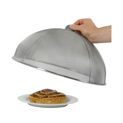 Hand hebt eine Speisehaube aus Metallgewebe über einem Teller an