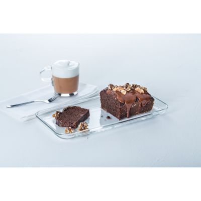 Glas Servierplatte mit Schokoladenkuchen und Tasse Kaffee auf hellem Hintergrund