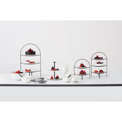 Etagere 3-stufig der Serie Ligne Noire, Farbe Schwarz matt in einer gedeckten Szene mit Tellern und kleinen Speisen.
