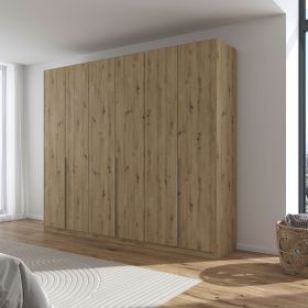 Großer Kleiderschrank in Eiche Artisan mit Drehtüren in einem hellen Schlafzimmer mit Holzfußboden und moderner Einrichtung