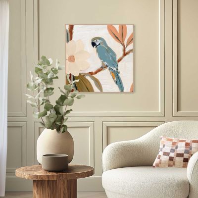 Das Wandbild „Loro Blue“ in Blau, 50 × 50 cm, hängt in einem eingerichteten Wohnraum und zeigt die Größenwirkung an der Wand.