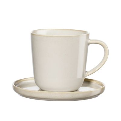 Espressotasse mit Unterteller der Serie Coppa, Farbe Nude, freigestellt auf hellem Hintergrund.