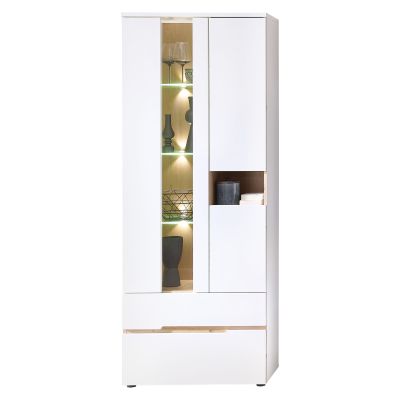 Frontansicht einer weißen Vitrine. Links sind drei beleuchtete Glasfächer sichtbar, rechts befinden sich geschlossene Fächer und ein offenes Ablagefach. Unten sind zwei geschlossene Schubladen.