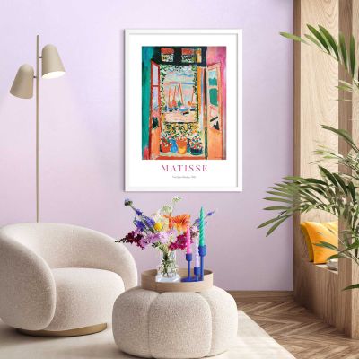 Das Wandbild „Matisse Window“ in Mehrfarbig, 50 × 70 cm, hängt in einem eingerichteten Wohnraum und zeigt die Größenwirkung an der Wand.