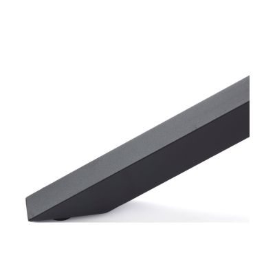 Nahaufnahme eines schrägen Tischbeins aus schwarzem Metall mit matter Oberfläche.