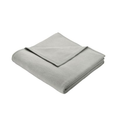 Gefaltete Wohndecke Cotton Home Silber in hellem Grau mit dunkler schmaler Einfassung auf weißem Hintergrund.
