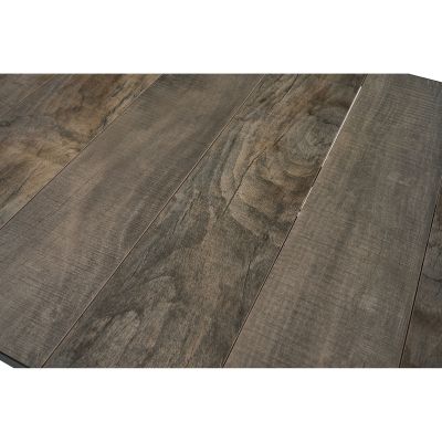Nahaufnahme der strukturierten Tischplatte mit Holzoptik und Maserung