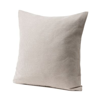 Quadratische Kissenhülle Modell Lena in Taupe, ca. 50 × 50 cm.