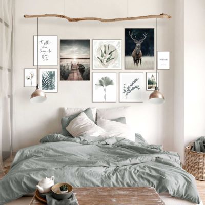 Das Wandbild „Eucalyptus“, 40 × 50 cm, ist zusammen mit weiteren Motiven als Bilderwand in einem eingerichteten Raum zu sehen.