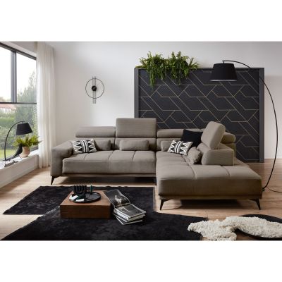 Hellgraues Ecksofa mit Ottomane rechts und unterschiedlich eingestellten Kopfstützen in einem modernen Wohnzimmer