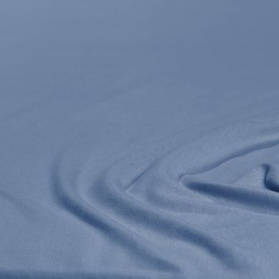 Nahaufnahme des Stoffes in Blau mit leichten Falten; Farbe und Oberflächenstruktur des Produkts sind erkennbar; Größe 100 x 200 x 30 cm.