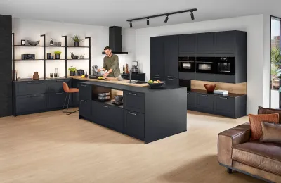 Modern interpretierte Landhausküche mit dunklen Rahmenfronten und Arbeitsplatte in Eiche-Honig-Optik