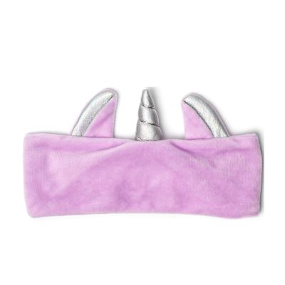 Lilafarbenes Haarband mit Einhornhorn und Ohren, flach liegend mit gut sichtbaren Ohren und Dekorelementen gezeigt.