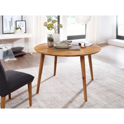 Runder Esstisch aus Holz mit Dekoration in einem hellen Esszimmer mit Teppich und Stuhl