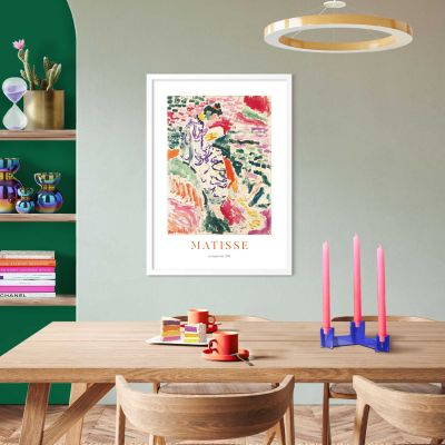 Das Wandbild „Matisse Garden Colours“ in Mehrfarbig, 50 × 70 cm, hängt in einem eingerichteten Wohnraum und zeigt die Größenwirkung an der Wand.