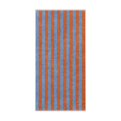Handtuch mit breiten vertikalen Streifen in Blau und Terrakotta, flach und vollständig auf weißem Hintergrund gezeigt.