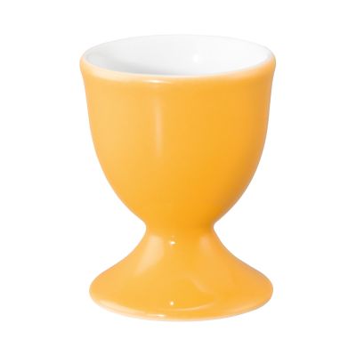 Eierbecher in Orange und Weiß; Ansicht von vorn. Sichtbare Gestaltung: orange Außenseite, weißer Innenraum und breiter Standfuß.