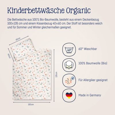 Die Kinderbettwäsche wird mit Maßen und Symbolen zu Waschbarkeit, Bio-Baumwolle, Allergikereignung und Herstellung in Deutschland dargestellt